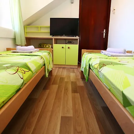 Apartman Lea *